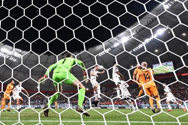 Lances do jogo entre Holanda e Estados Unidos pelas oitavas de final da Copa do Mundo.