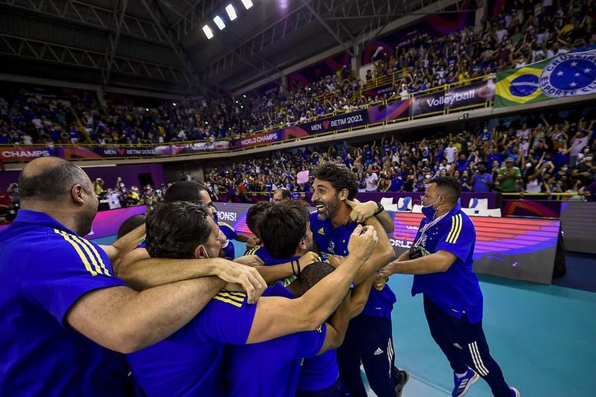 Fotos da festa do Cruzeiro com a vitria sobre o Civitanova e a conquista do tetracampeonato mundial de vlei, em Betim
