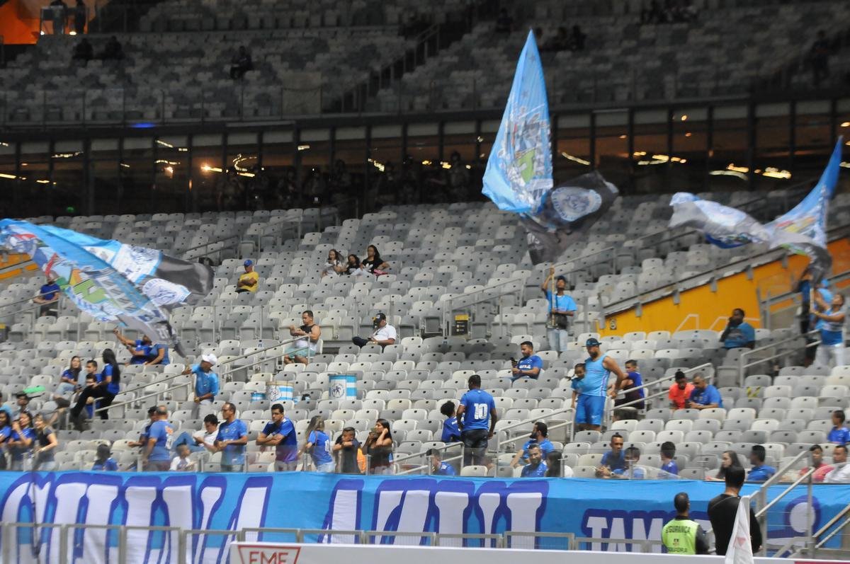 Torcedores do Cruzeiro e do Villa marcaram presena no Mineiro