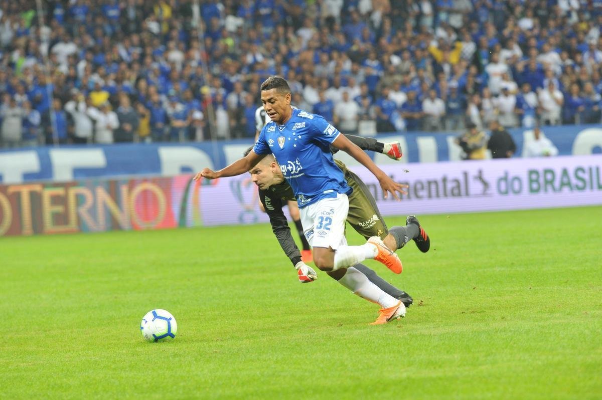 Aps bela jogada de Pedro Rocha, Thiago Neves marcou para o Cruzeiro