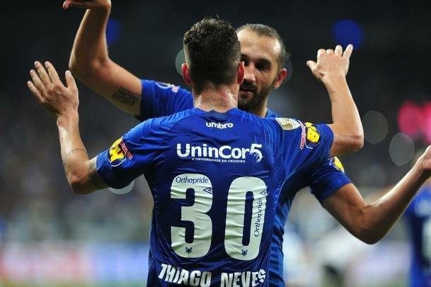 Cruzeiro conseguiu abrir vantagem de 1 a 0 no fim do primeiro tempo, com gol de cabea de Thiago Neves