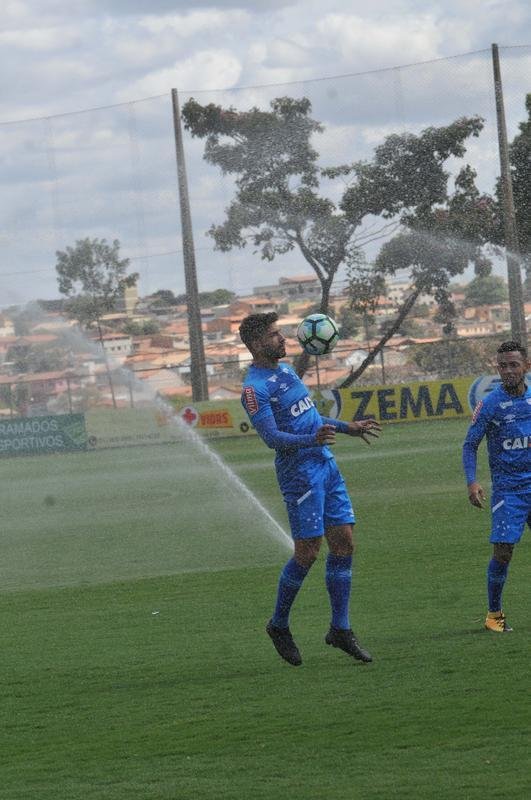 Auxiliares de Mano Menezes comandaram treino tcnico; times foram montados, mas jogadores no tiveram posio fixa no campo