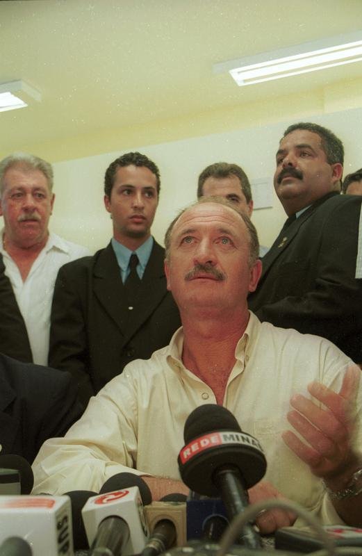 Inaugurao da Toca da Raposa II em 9 de maro de 2002. Na ocasio, presidente do Cruzeiro, Zez Perrella, recebeu figuras ilustres, como o tcnico da Seleo Brasileira, Luiz Felipe Scolari, e outras autoridades pblicas municipais, estaduais e federais