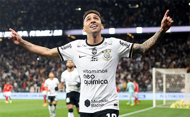 Gustavo Mosquito fez o gol da vitria do Corinthians, que se manteve no G4
