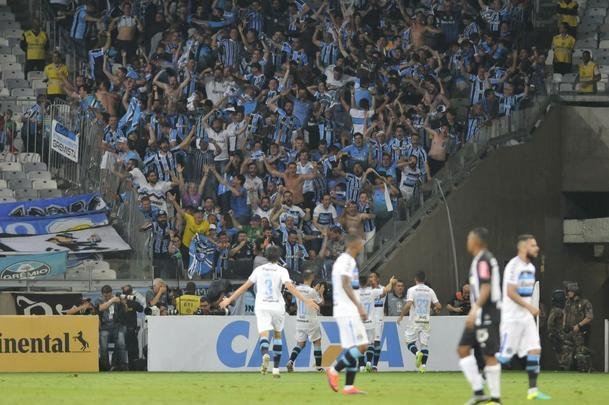 Torcedores do Atltico saram decepcionados do Mineiro com derrota por 3 a 1, e ouviram festa gremista