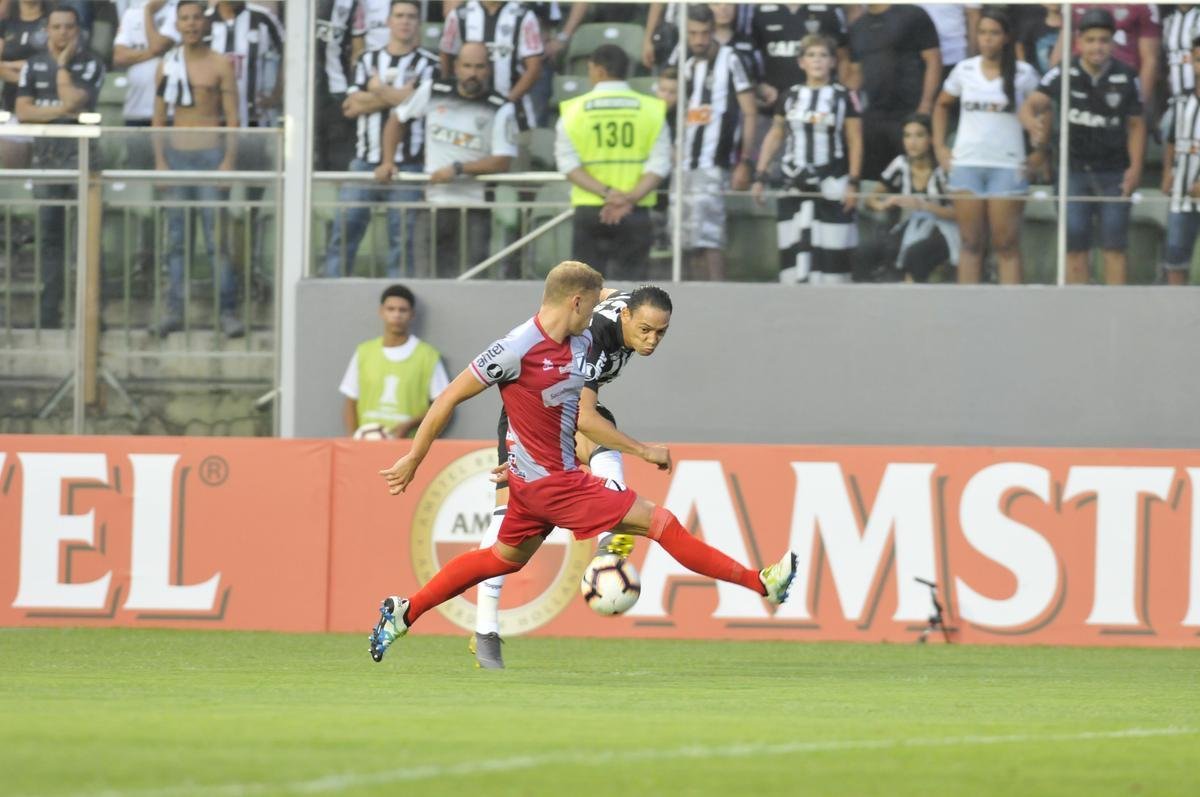 No primeiro tempo, Atltico abriu 3 a 1 no placar, com gols de Luan e Ricardo Oliveira (2)