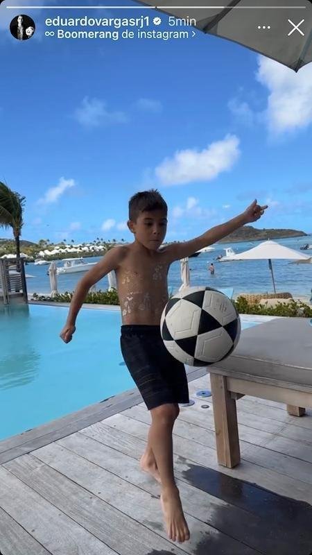 Um dos filhos do chileno foi registrado durante embaixadinhas na viagem.