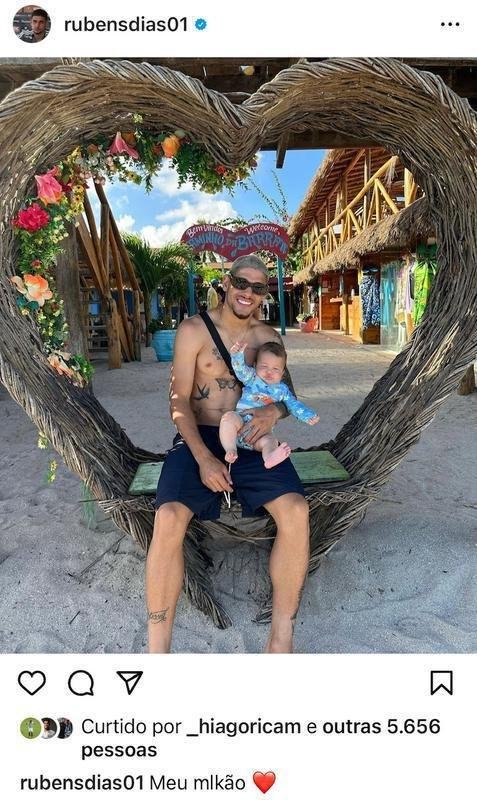 Lateral-esquerdo/meio-campista Rubens com o filho no fim das frias.