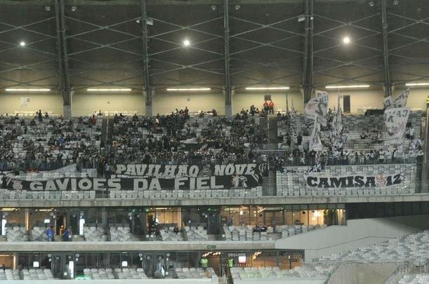 Imagens das torcidas de Cruzeiro e Corinthians no Mineiro