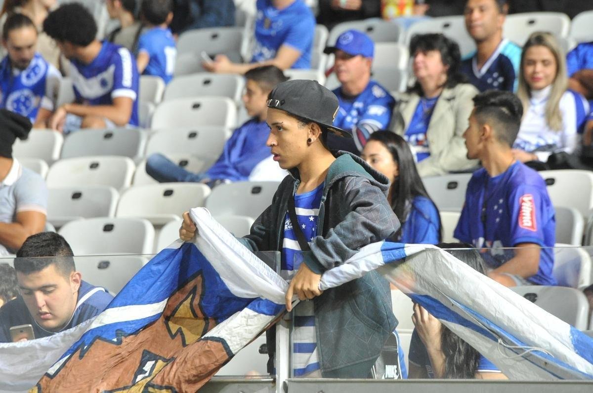 Imagens das torcidas de Cruzeiro e Corinthians no Mineiro
