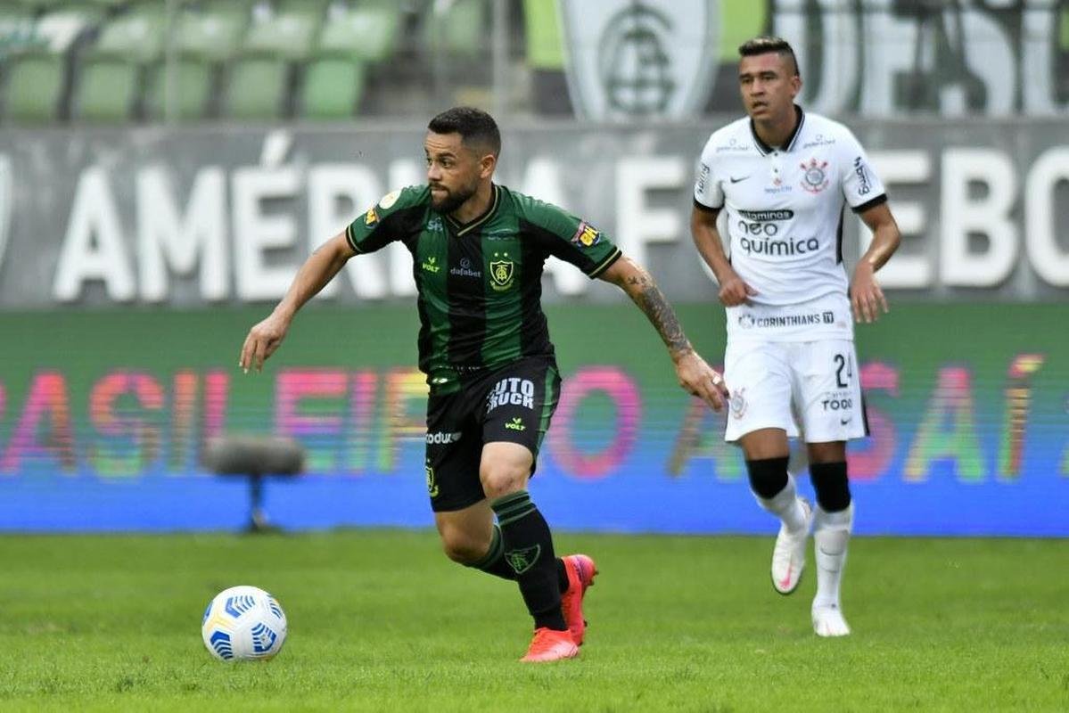 Felipe Azevedo - atacante do Amrica