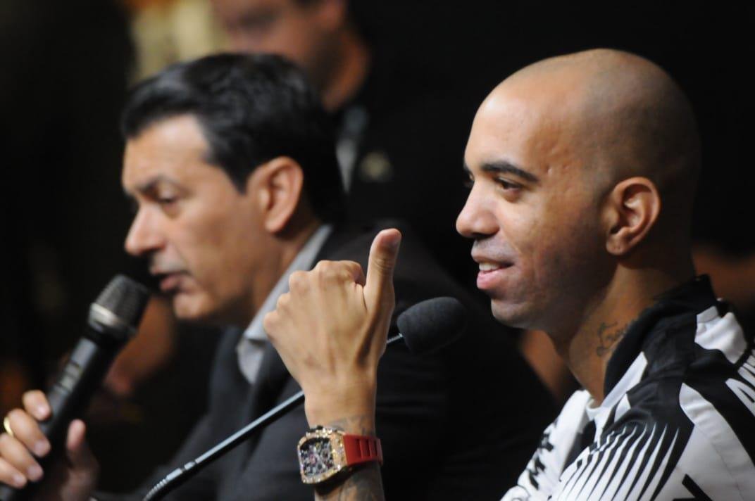 Diego Tardelli foi apresentado pelo diretor de futebol do Atltico, Rui Costa, neste domingo, antes do jogo contra a Caldense