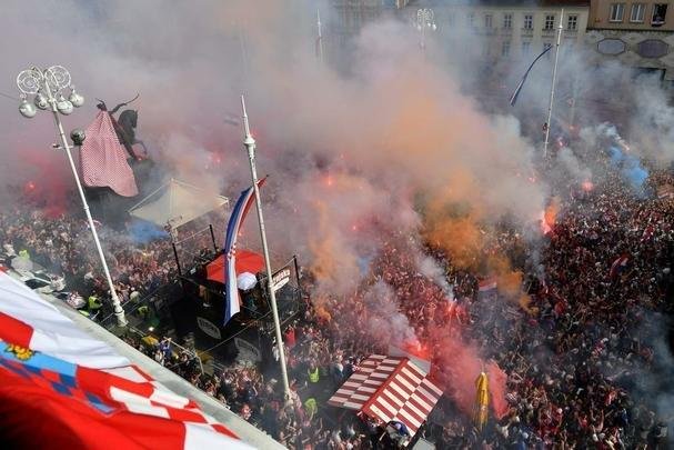 Reaes da torcida croata em Zagreb depois da perda do ttulo da Copa do Mundo para a Frana