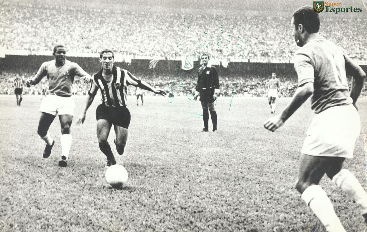 27/10/1967 - Lance do jogo entre Atlético e Cruzeiro, no Mineirão. No detalhe, Vanderlei é observado por Hilton Oliveira e Zé Carlos. A partida terminou empatada em 3 a 3.