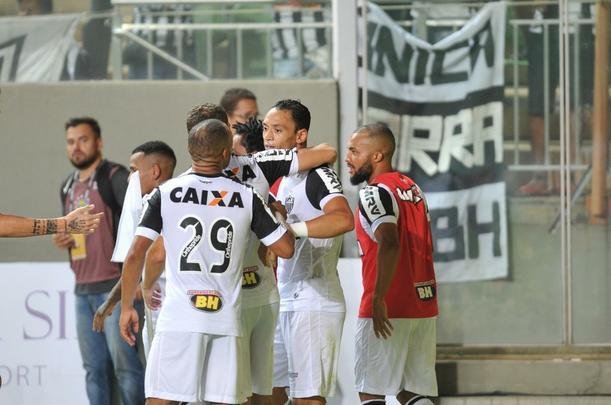 Depois de lances polmicos, Atltico confirmou vitria com gols de Rger Guedes e Ricardo Oliveira