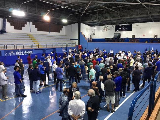 Conselheiros e associados do Cruzeiro durante votao de mudana do Estatuto do clube. Assembleia geral autorizou venda de at 90% das aes da SAF para investidores. Houve festa dos cruzeirenses no Parque Esportivo do Barro Preto, em BH, devido  possibilidade de chegada de recursos para tornar o futebol mais competitivo a partir de 2022.