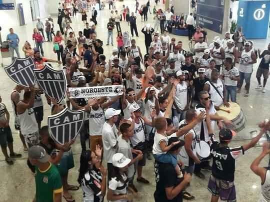 Torcedores do Atlético recebem jogadores com festa em Confins