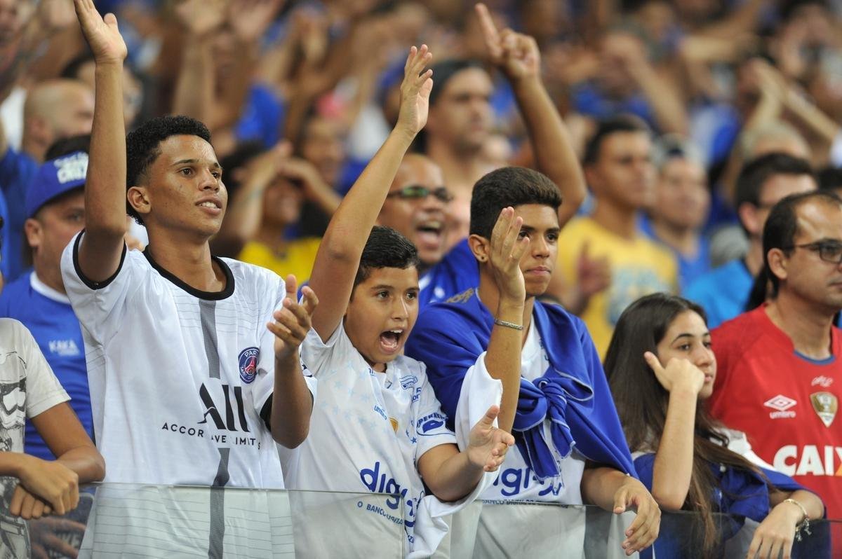 Cruzeiro estreou terceiro uniforme, o ltimo produzido pela Umbro