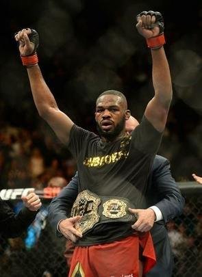 Jon Jones (bermuda vermelha) venceu Daniel Cormier por decisão unânime e manteve o cinturão