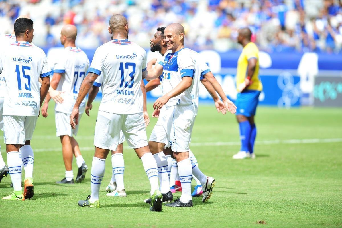 Cruzeiro: time campeo da Trplice Coroa de 2003 venceu equipe de masters por 2 a 1, neste domingo, em jogo festivo realizado no Mineiro