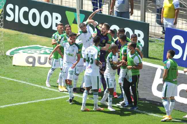 Antes da pausa do Brasileiro, o Amrica superou o Cear por 2 a 0 no Independncia, em Belo Horizonte