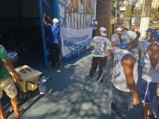 Fotos do protesto da torcida organizada Máfia Azul em frente à sede administrativa do Cruzeiro