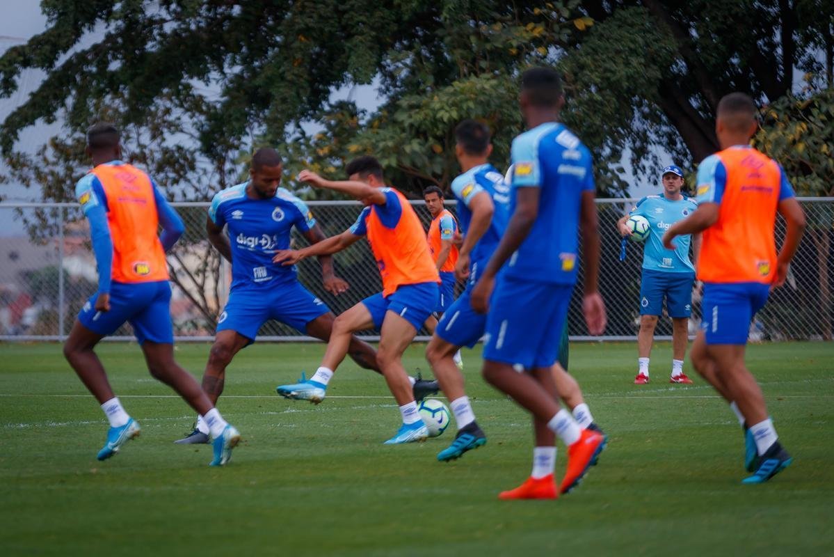 Treino do Cruzeiro nesta segunda-feira, na Toca da Raposa II. Time de Rogrio Ceni enfrenta o Cear na quarta-feira, s 19h30, no Castelo, em Fortaleza, pela 21 rodada do Campeonato Brasileiro