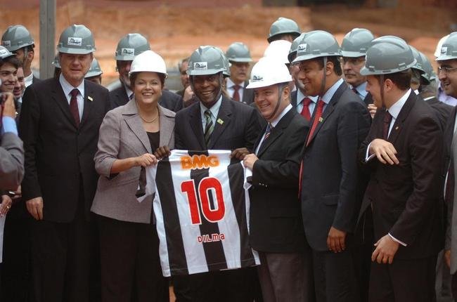 Em 2011, Pel visitou as obras de modernizao do Mineiro para a Copa do Brasil de 2014. Evento contou com a presena da presidente da Repblica Dilma Rousseff, do governador de Minas Antonio Anastasia e do prefeito de Belo Horizonte Mrcio Lacerda