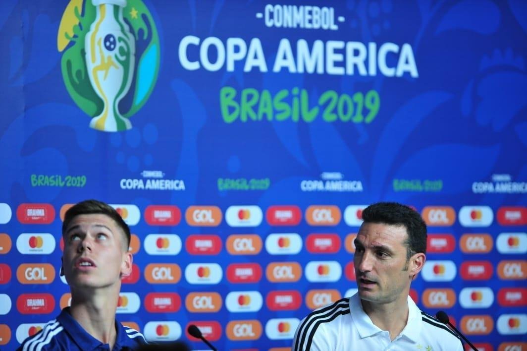 Tcnicos de Argentina e Paraguai, juntos de um jogador de cada equipe, em entrevista no Mineiro