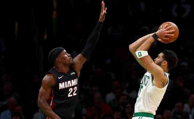 Jayson Tatum foi o destaque da vitória do Celtics sobre o Heat, de Jimmy Butler