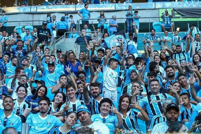 Luis Surez foi apresentado na Arena Grmio nesta quarta-feira (4/1)