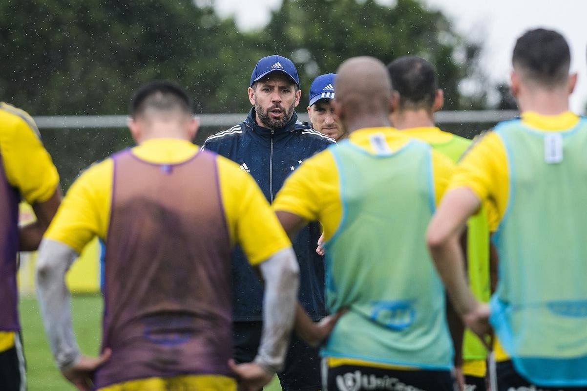 Imagens do treino do Cruzeiro neste sbado (8), sob forte chuva, na Toca da Raposa II, em Belo Horizonte