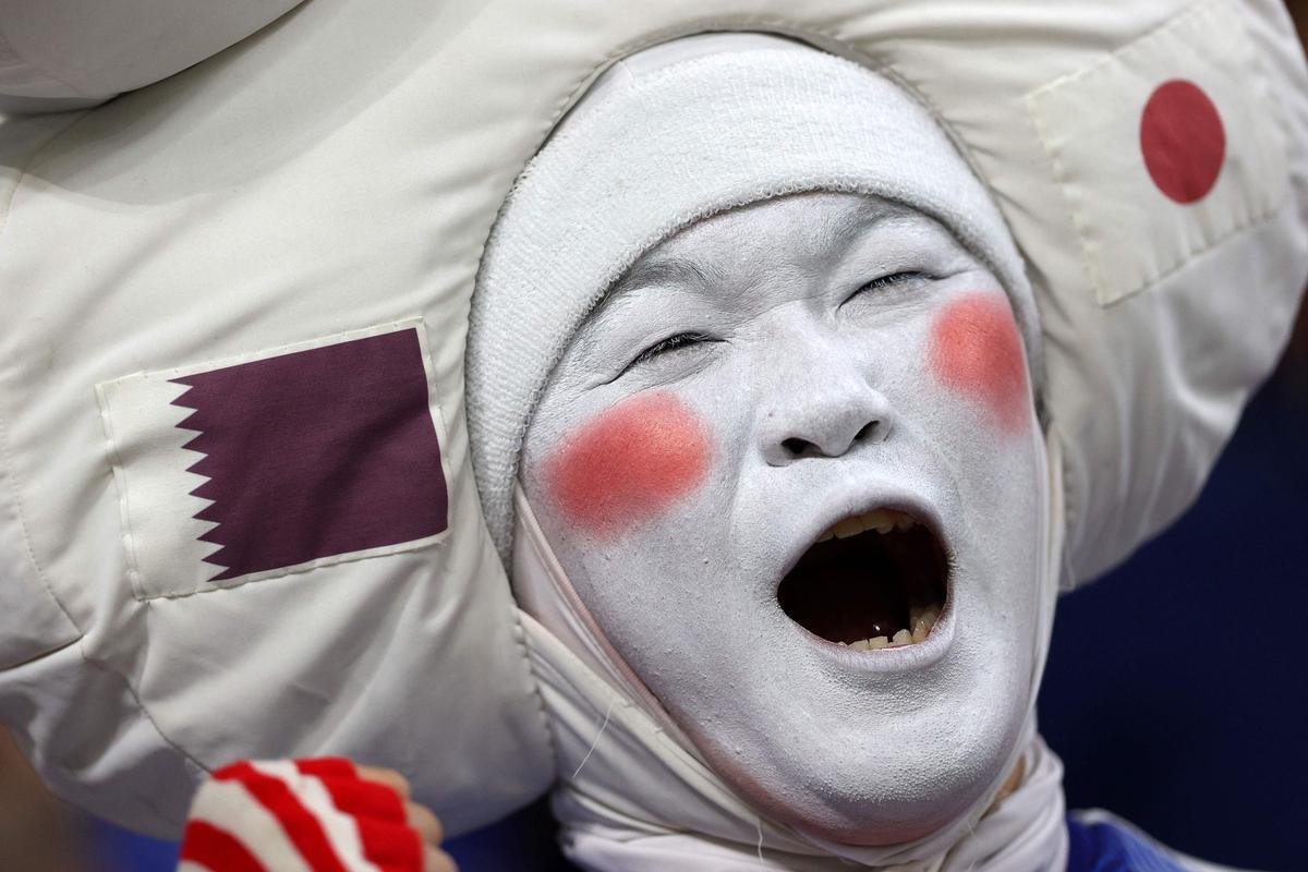 Japoneses e espanhis na partida pelo Grupo E da Copa do Mundo, no Estdio Internacional Khalifa, em Doga