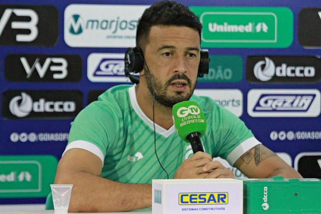 Edilson - foi dispensado do Cruzeiro no incio de junho, mas a resciso oficial s ocorreu um ms e meio depois, em 17 de julho. No fim de agosto, acertou com o Gois, pelo qual disputou 10 jogos. Em novembro, transferiu-se para o Ava.