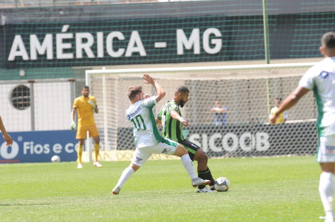 Coelho e Bugre se enfrentaram neste domingo, pela 16 rodada da Srie B