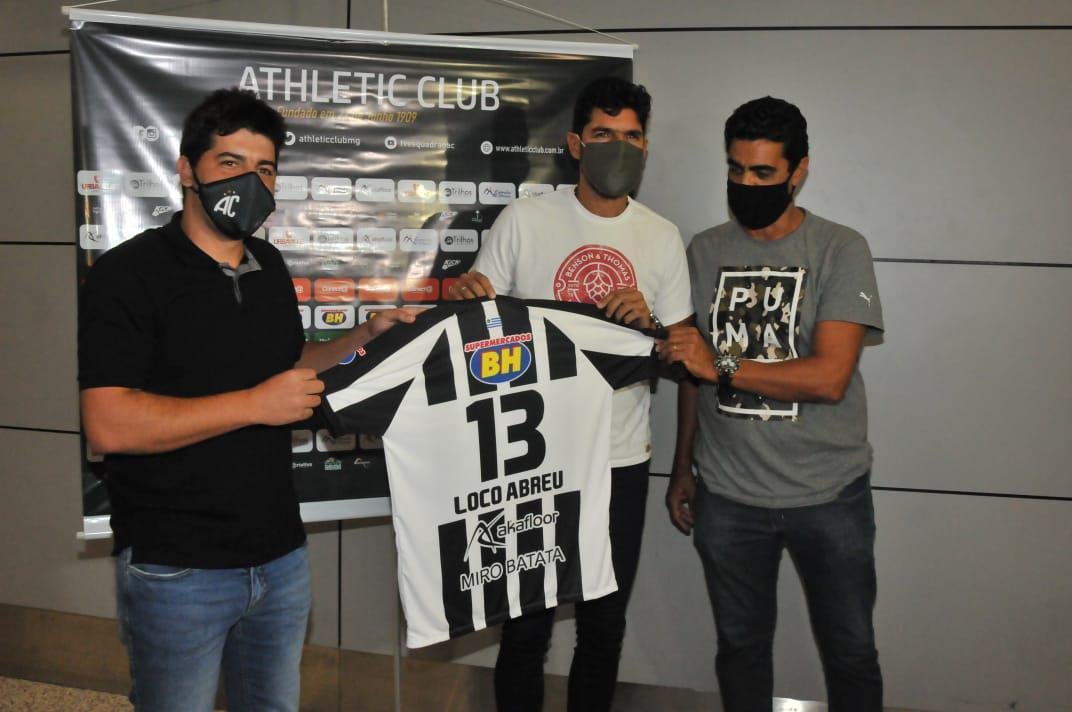 Atacante uruguaio Loco Abreu, de 44 anos, que vai defender o Athletic de So Joo del-Rei no Campeonato Mineiro 2021, chegou a Belo Horizonte nesta segunda-feira. Ele foi recebido por dirigentes do clube e disse que clube deve desfrutar a volta  elite do futebol de Minas Gerais. O veterano vestir a camisa 13, seu nmero de sorte.