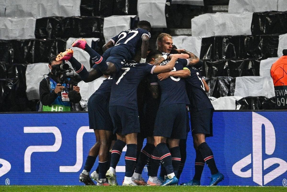 Fotos do gol de Marquinhos, do PSG, sobre o Manchester City no primeiro jogo da semifinal da Liga dos Campees, no Parque dos Prncipes, em Paris