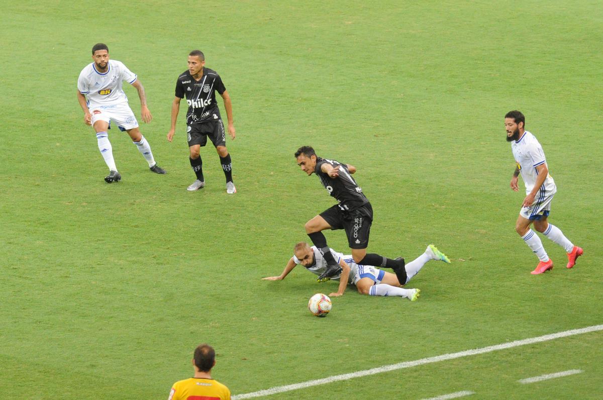 Ainda no primeiro tempo, Cruzeiro ampliou com gol de Arthur Caike