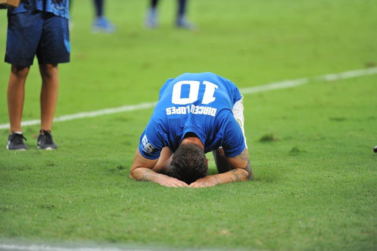Ao lado dos filhos, Rafinha e Nicholas, Rafael Sobis foi aos prantos no Mineiro em sua despedida do futebol com a camisa do Cruzeiro. Depois de trocar a camisa com o histrico craque celeste Dirceu Lopes, ele saudou os torcedores e teve o nome gritado pelo estdio lotado. Noite foi de muita emoo para o agora ex-atacante, de 36 anos.