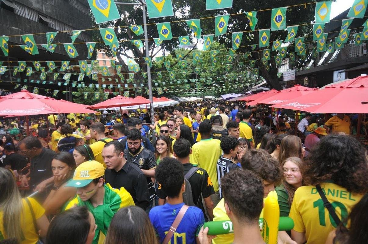 Torcedores se concentraram nos bares da Savassi, em Belo Horizonte, para acompanhar o jogo entre Brasil x Camares pela Copa do Mundo