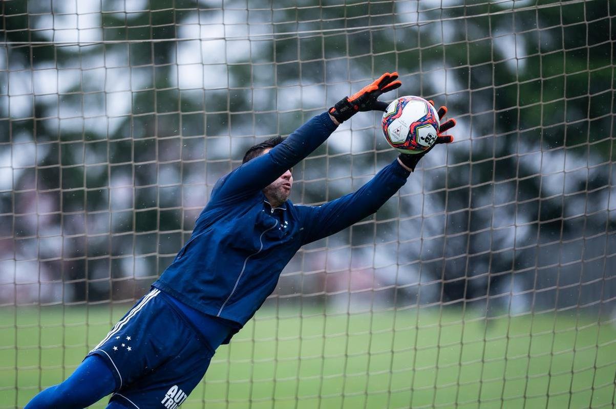 Jogadores do Cruzeiro treinaram na manh deste domingo na Toca da Raposa II