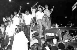 Festa em Belo Horizonte na chegada dos campees brasileiros de 1971. Jogadores, dirigentes e comisso tcnica do Atltico desfilaram em carro do Corpo de Bombeiros pelas ruas da capital mineira