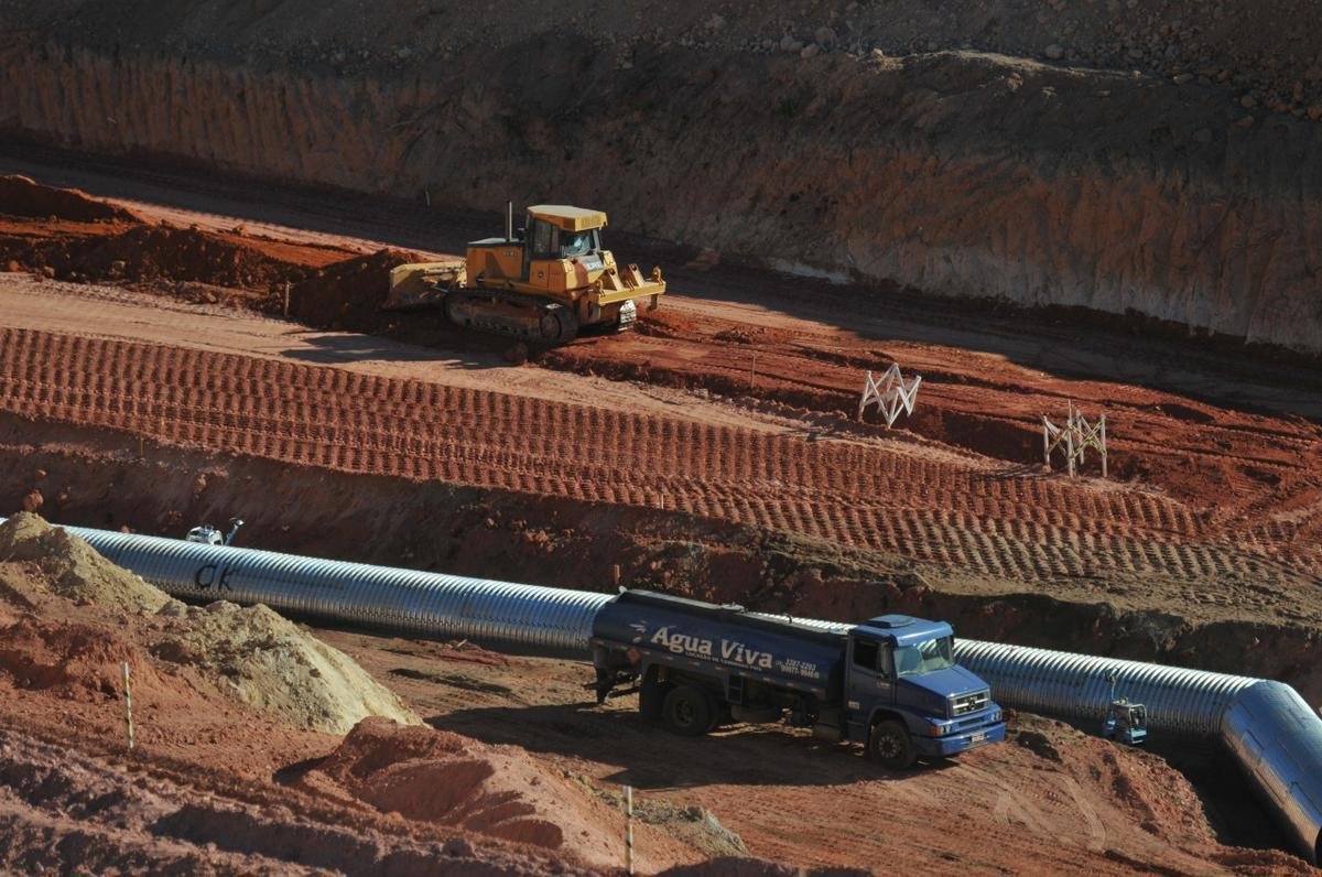 Nesta quarta-feira, a reportagem do Superesportes/Estado de Minas fez mais uma visita ao canteiro de obras da Arena MRV, futuro estdio do Atltico, no bairro Califrnia, em Belo Horizonte. A cada semana, o panorama muda bastante. No momento, a construo est em fase de terraplanagem. A boa notcia neste dia 26 de agosto  que a prefeitura da capital liberou o alvar que autoriza o incio das edificaes. (Alexandre Guzanshe/EM/D. A Press)
