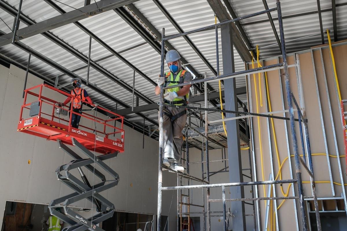 Ideia  mostrar a realidade das obras de construo do estdio do Galo

