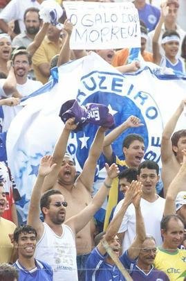 O primeiro passo do Cruzeiro em 2003 para alcanar a histrica Trplice Coroa foi dado em 16 de maro, com a conquista do Campeonato Mineiro de pontos corridos. A taa foi erguida de forma antecipada com a vitria por 4 a 0 sobre a URT, no estdio Zama Maciel, em Patos de Minas, pela 11 rodada. Deivid, Aristizbel, Alex e Maurinho marcaram os gols do triunfo. Em seguida, o elenco deu a volta olmpica, ergueu a taa diante dos cruzeirenses e desfilou em carro aberto pela cidade do interior de Minas. No retorno a BH, naquele mesmo dia, o grupo foi recebido com festa pela torcida no Aeroporto da Pampulha. O Cruzeiro foi campeo estadual invicto. O ltimo jogo foi contra o Tupi, no Mineiro.