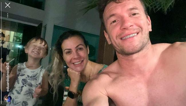 O zagueiro Eduardo Brock publicou foto ao lado de familiares. Ele  natural de Arroio do Meio, no Rio Grande do Sul