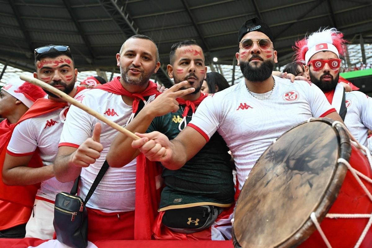 Imagens dos torcedores no jogo entre Dinamarca e Tunsia, pelo Grupo D da Copa do Mundo.