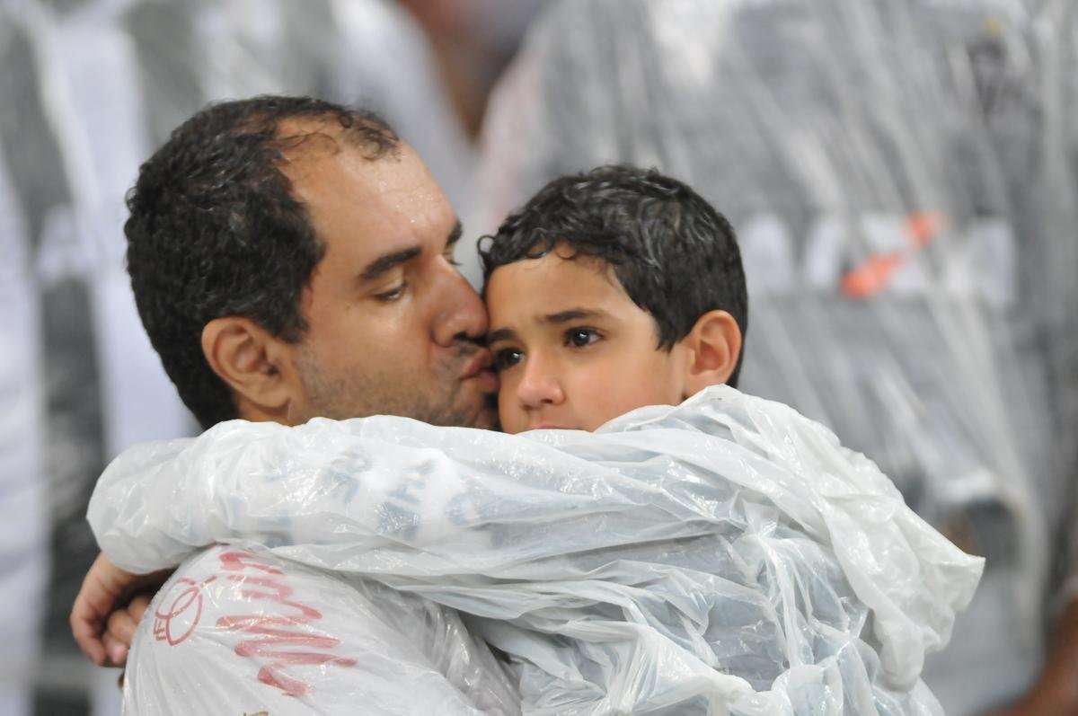 Fotos de tristeza e decepo dos torcedores atleticanos com a eliminao da Copa Sul-Americana para o Coln, no Mineiro. Galo perdeu nos pnaltis por 4 a 3