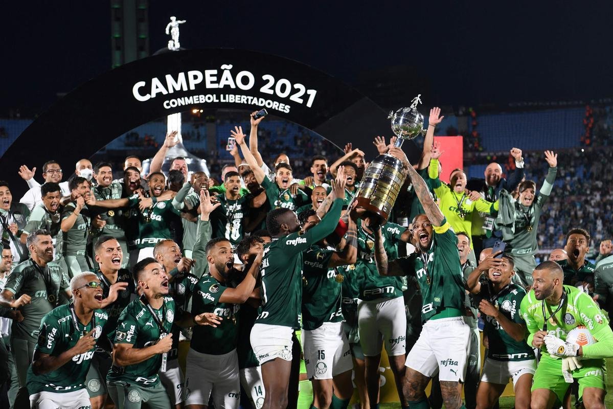Fotos: festa dos jogadores do Palmeiras com a taa da Libertadores