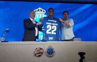 Pedro Rocha foi apresentado pelo Cruzeiro na tarde desta sexta-feira (05/04)
